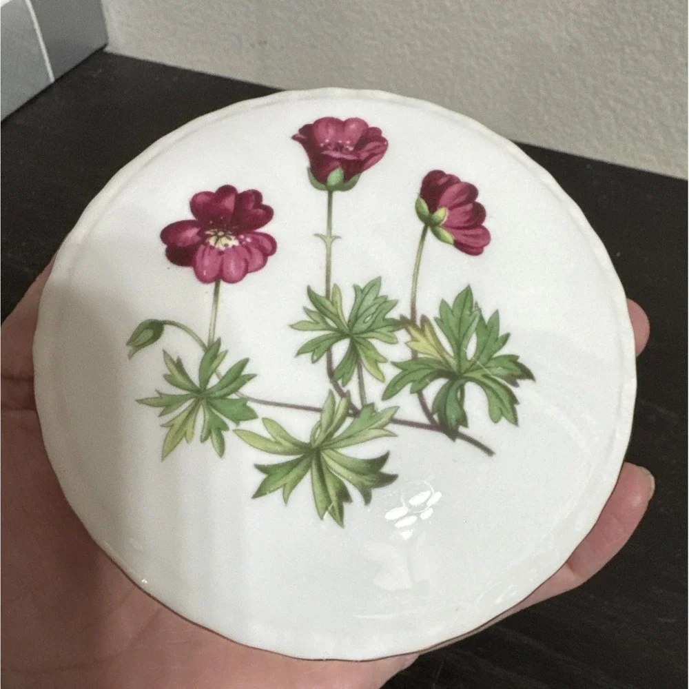 STAFFORDSHIRE ROYAL KENT ENGLAND BONE CHINA TRINKET/JEWELRY BOX GORGEOUS POPPIES